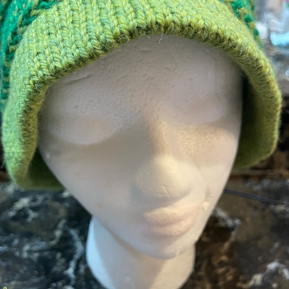 UNISEX Handcrafted knit bucket style stylish toque. Perfect for a guy or girl- - Picture 6 of 7